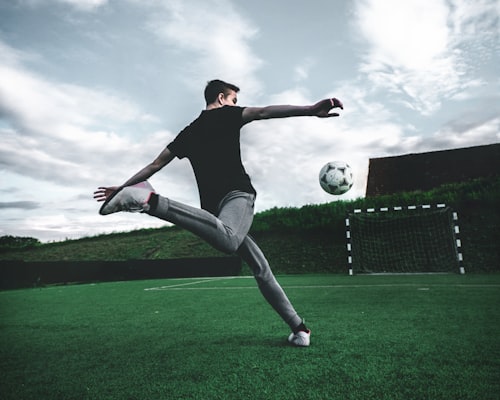 2026年世界杯官方合作大力神杯标志与足球